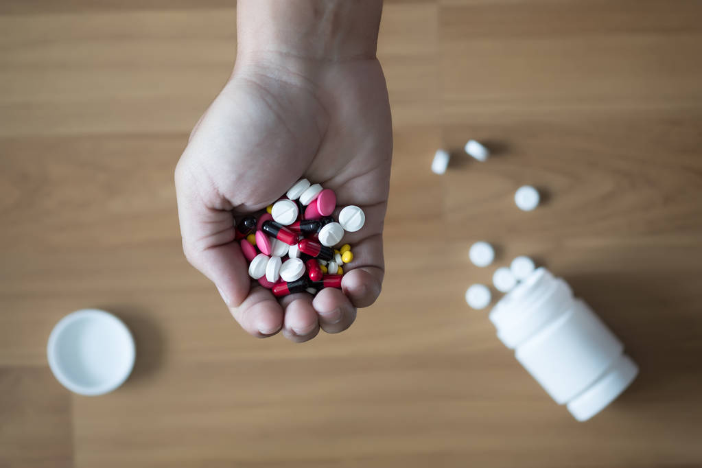 таблетки і ліки в руці фармацевтична медицина аптека
 - Фото, зображення