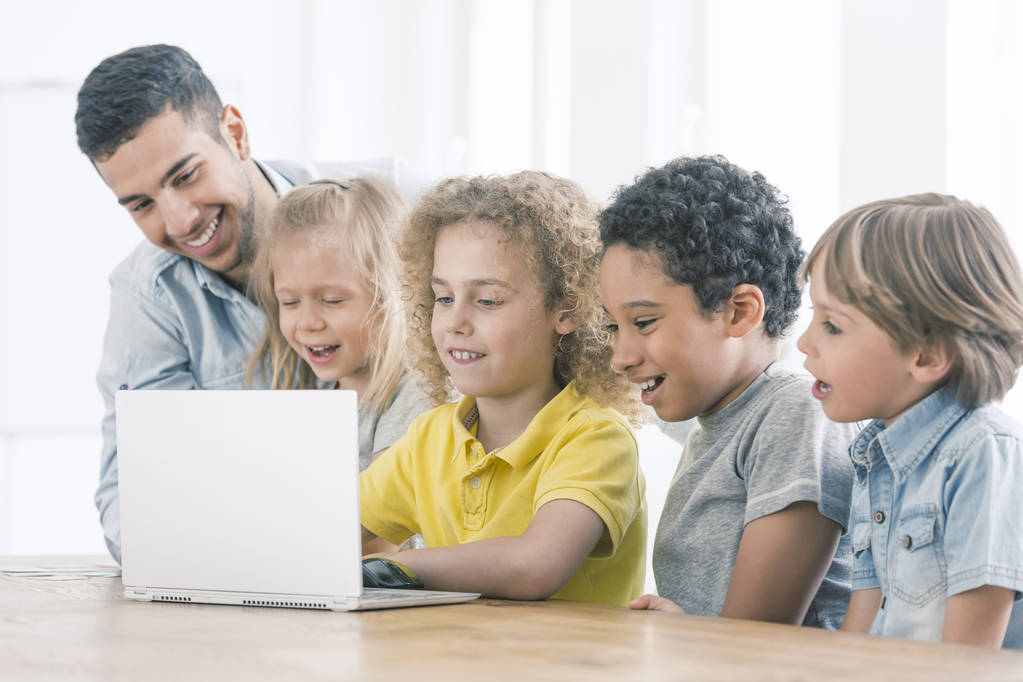 Happy kids programming on laptop - Photo, Image