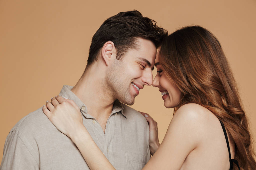 Portrait d'un couple heureux et aimant qui se serre dans ses bras
 - Photo, image
