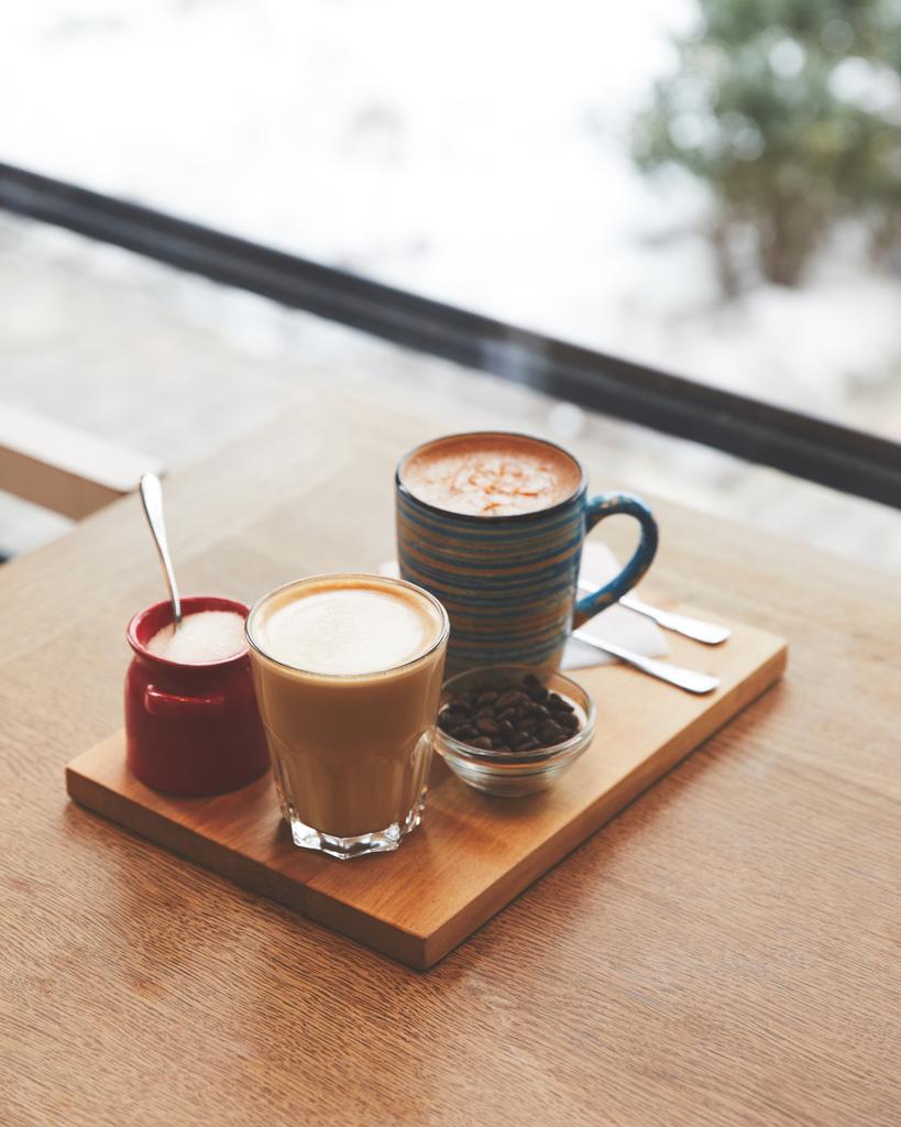 Sütlü kahve dükkanı tablosunda sıcak kahve - Fotoğraf, Görsel