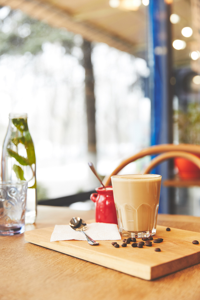 Restauracja stół z kawa serwowane w szkle - Zdjęcie, obraz
