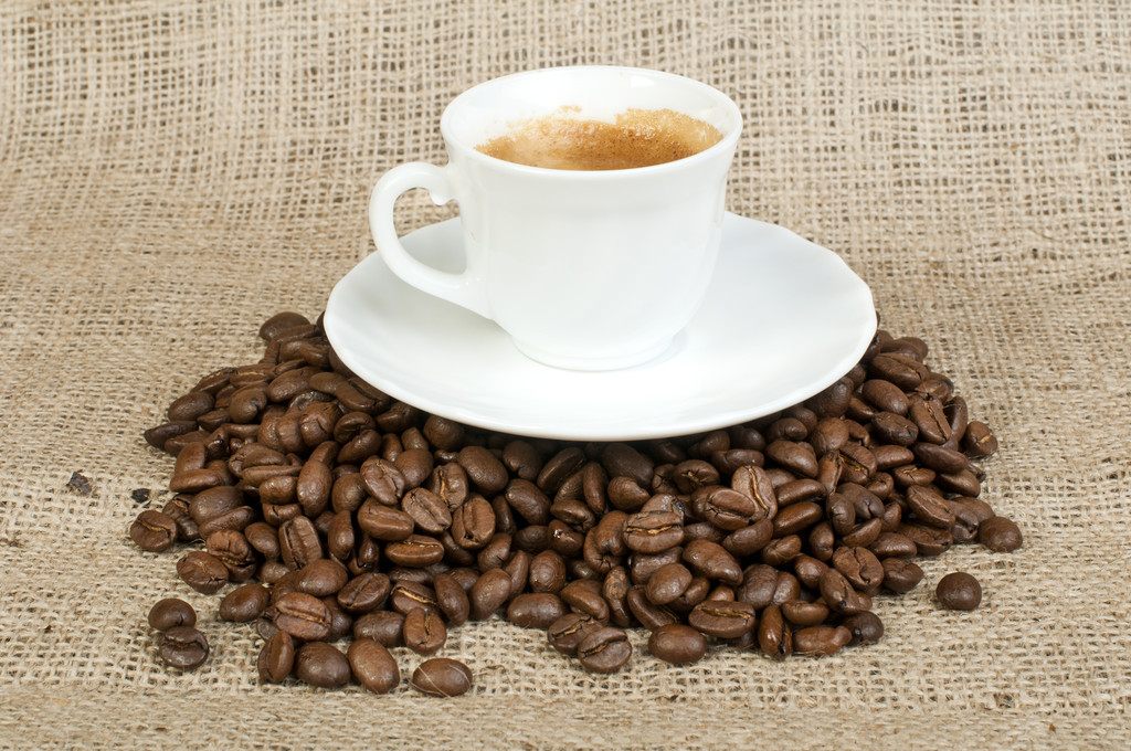 コーヒー豆とコーヒー豆のカップ - 写真・画像
