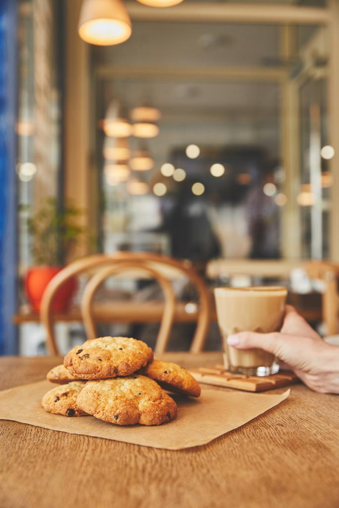 Ruce drží sklo s kávou soubory cookie - Fotografie, Obrázek