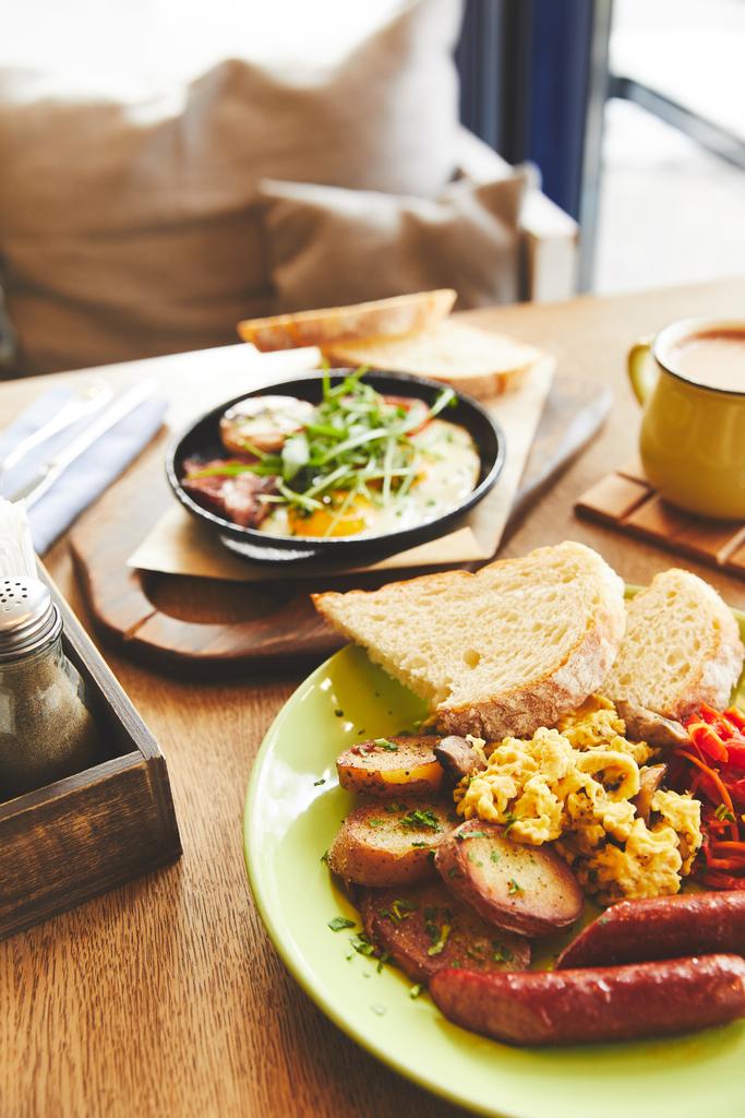 Sahanda yumurta ve kahve ile sabah yemek - Fotoğraf, Görsel