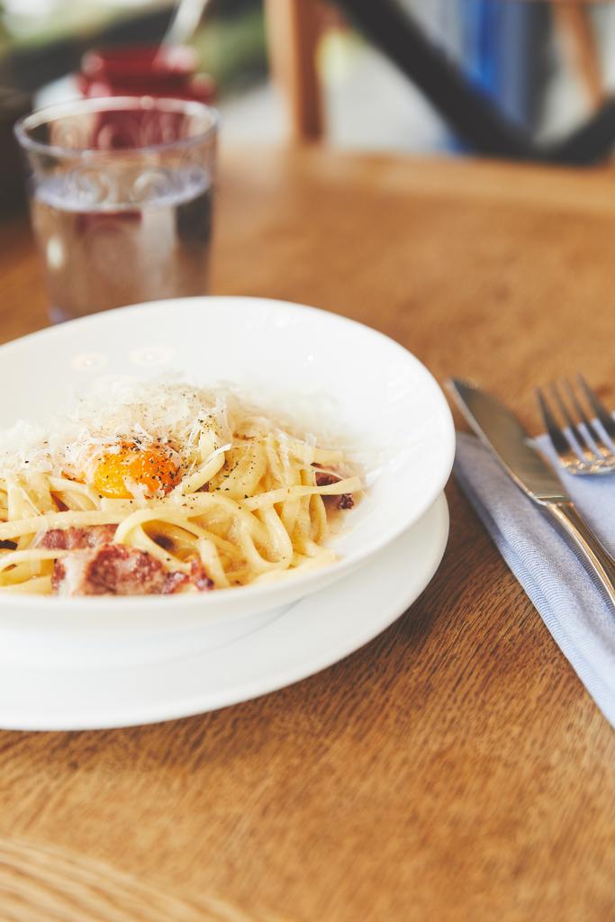 Włoskie danie spaghetti carbonara na restauracja stół - Zdjęcie, obraz