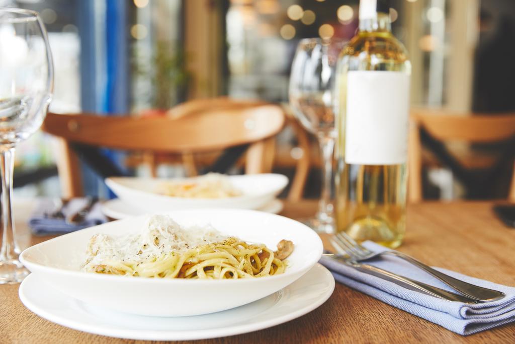 Sıcak İtalyan makarna mantar ve pesto ile şarap servis - Fotoğraf, Görsel