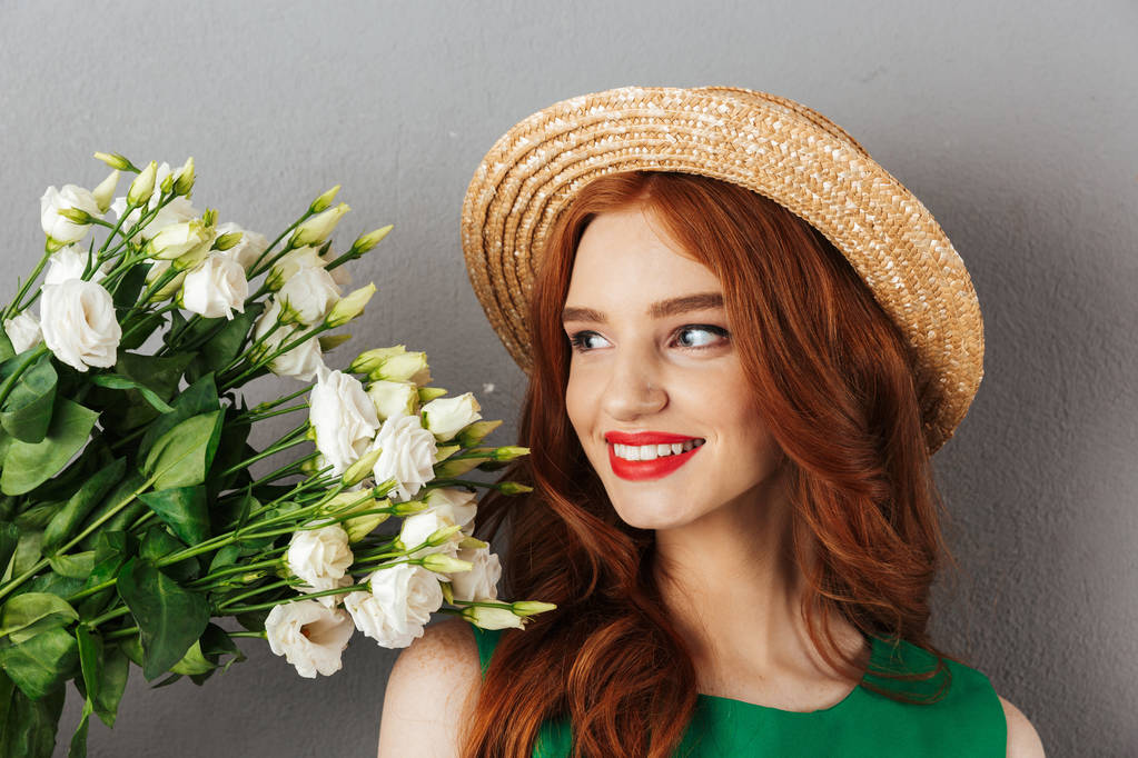 Rousse jeune femme heureuse avec des fleurs
. - Photo, image