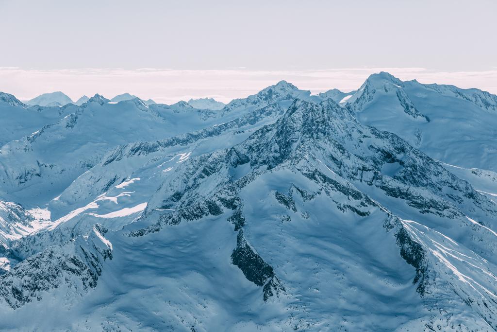 weergave van de majestueuze met sneeuw bedekte bergen in mayrhofen, Oostenrijk  - Foto, afbeelding