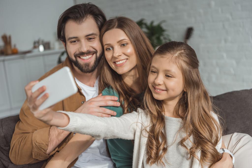 ευτυχισμένη οικογένεια λαμβάνοντας selfie με smartphone - Φωτογραφία, εικόνα