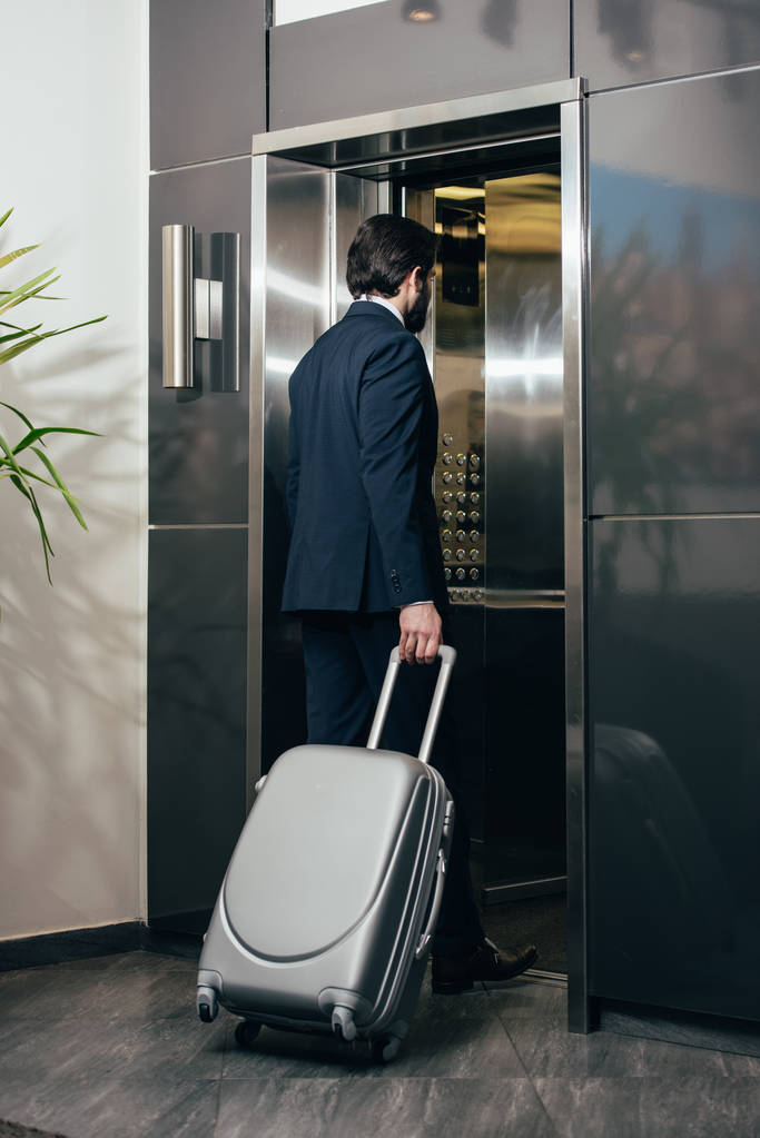 podnikatel se zavazadly k výtah v hotelu - Fotografie, Obrázek