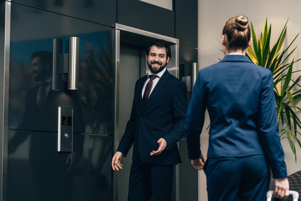 hommes d'affaires attendant ascenseur ensemble
 - Photo, image