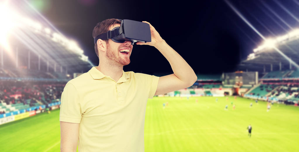 hombre en realidad virtual auriculares sobre el campo de fútbol
 - Foto, Imagen