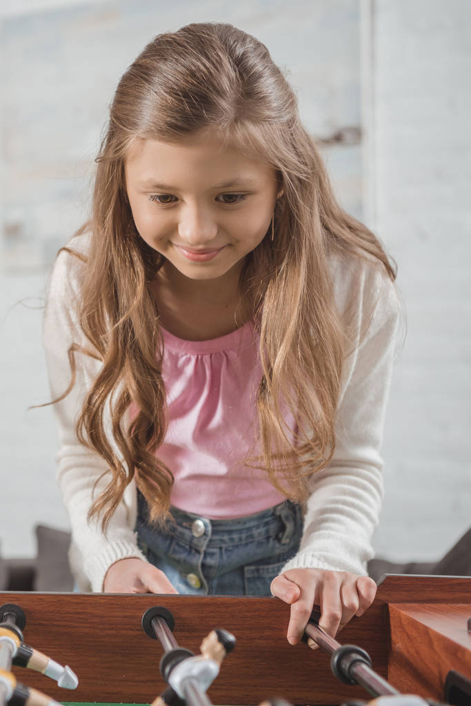 liebenswertes Kind beim Tischkicker spielen zu Hause - Foto, Bild