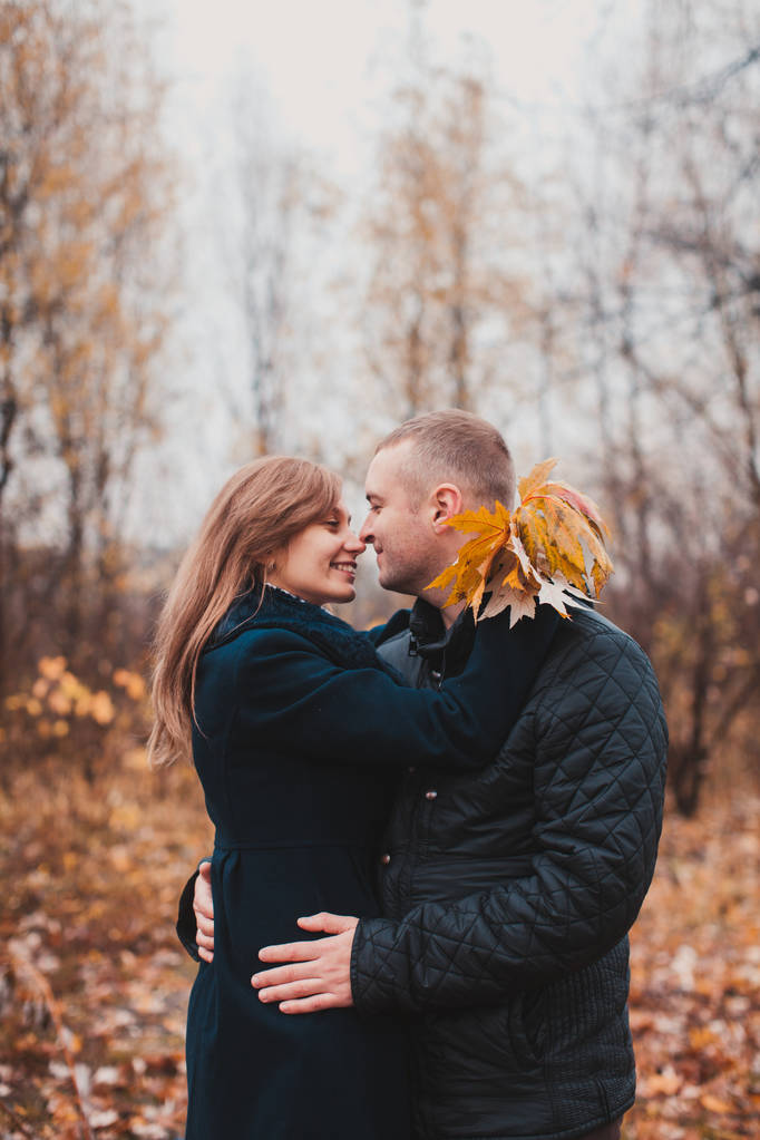 Glückliches Paar im Herbstpark - Foto, Bild