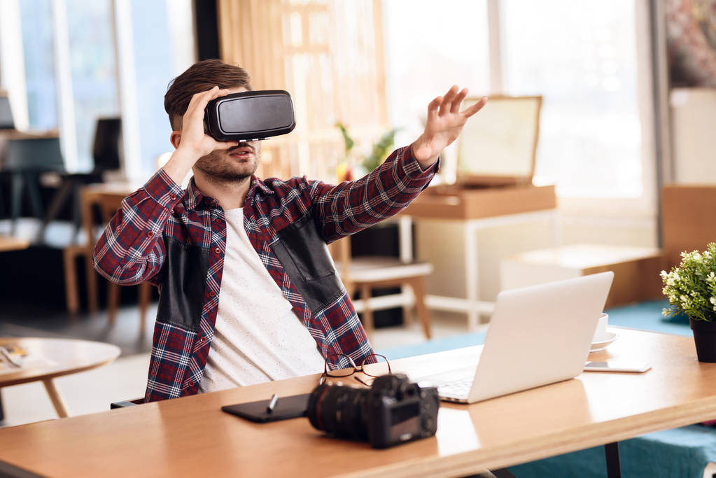 Szabadúszó ember segítségével virtuális valóság laptop ülő-on iskolapad. - Fotó, kép