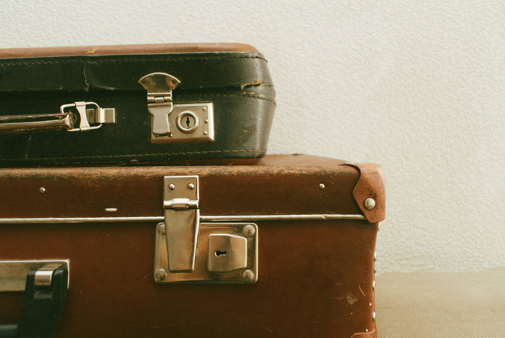 Osa vintage nahka matka ystävänpäivä tai vanha matkalaukku mukavuutta matkan. Sulje se.
 - Valokuva, kuva