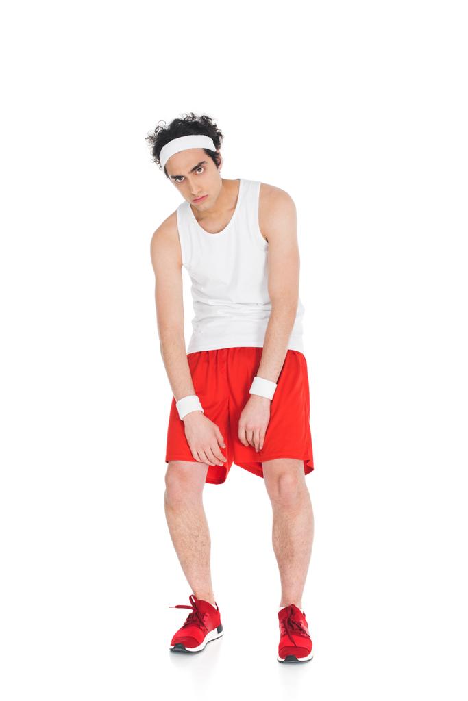 Giovane sportivo magro in pantaloncini e scarpe da jogging isolate su bianco
 - Foto, immagini