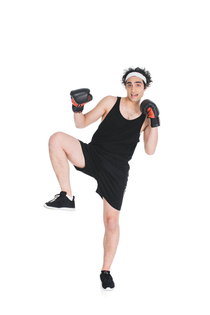 Ohut nyrkkeilijä seisoo yhdellä jalalla eristetty valkoinen
  - Valokuva, kuva