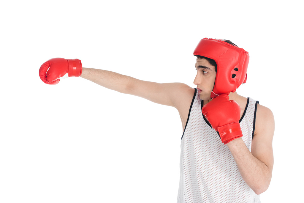 Вид сбоку на молодого боксера, избивающего руками в перчатках, изолированных на белом
 - Фото, изображение