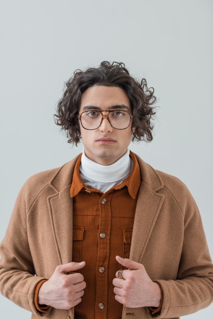Πορτραίτο νεαρού κομψό σε γυαλιά που απομονώνονται σε γκρι - Φωτογραφία, εικόνα