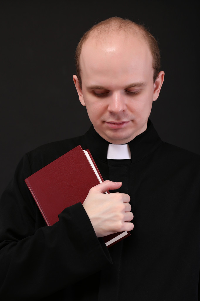 Fiatal lelkész, a Biblia, elszigetelt fekete - Fotó, kép