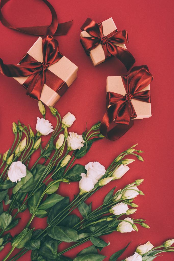 Kırmızı hediye kutuları ve güzel eustoma çiçek Üstten Görünüm  - Fotoğraf, Görsel