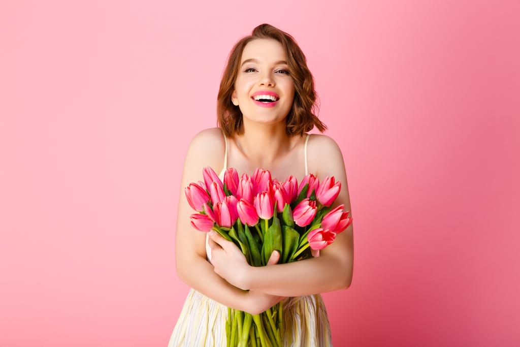 ritratto di donna felice in abito bianco con bouquet di tulipani primaverili isolati su rosa
 - Foto, immagini