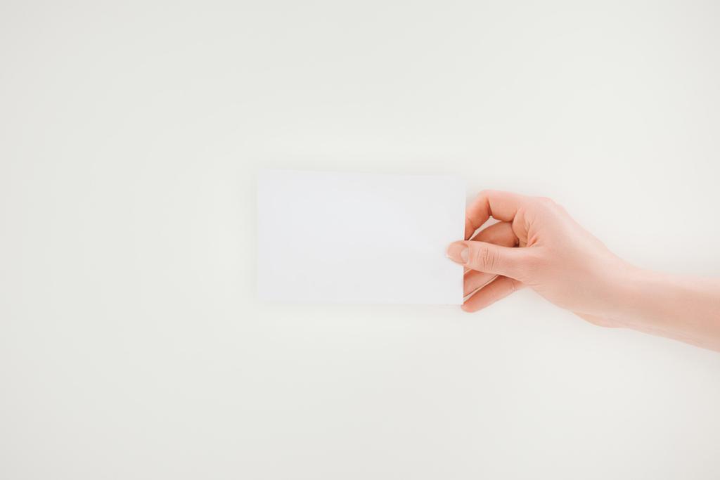 recortado disparo de la mujer sosteniendo papel en blanco aislado en blanco
 - Foto, Imagen