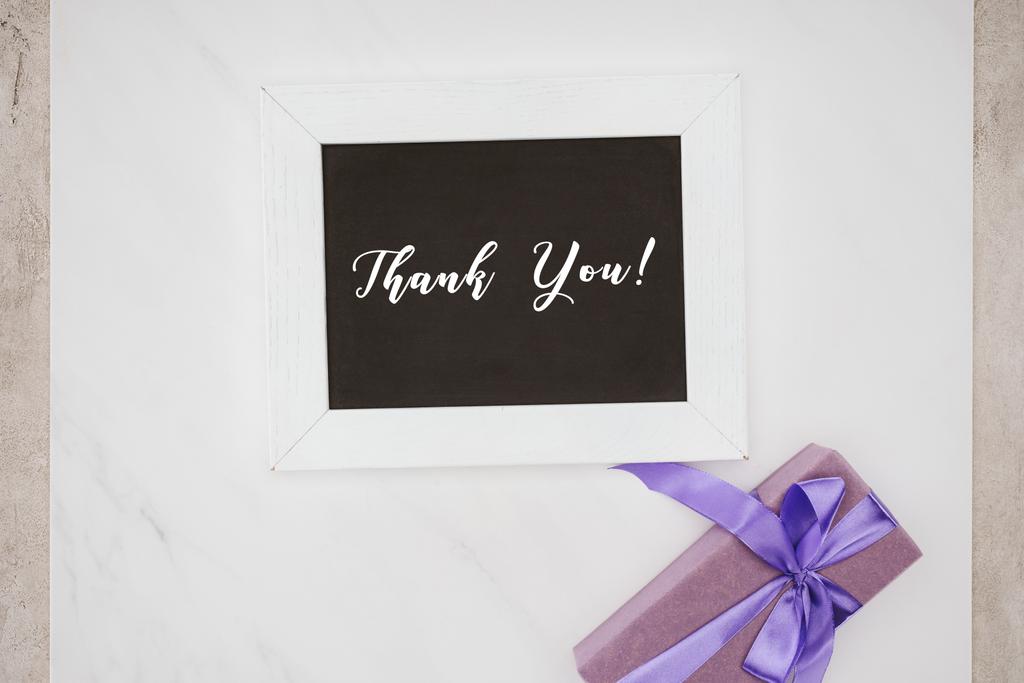 vista dall'alto della lavagna con scritte di ringraziamento e confezione regalo su bianco
 - Foto, immagini
