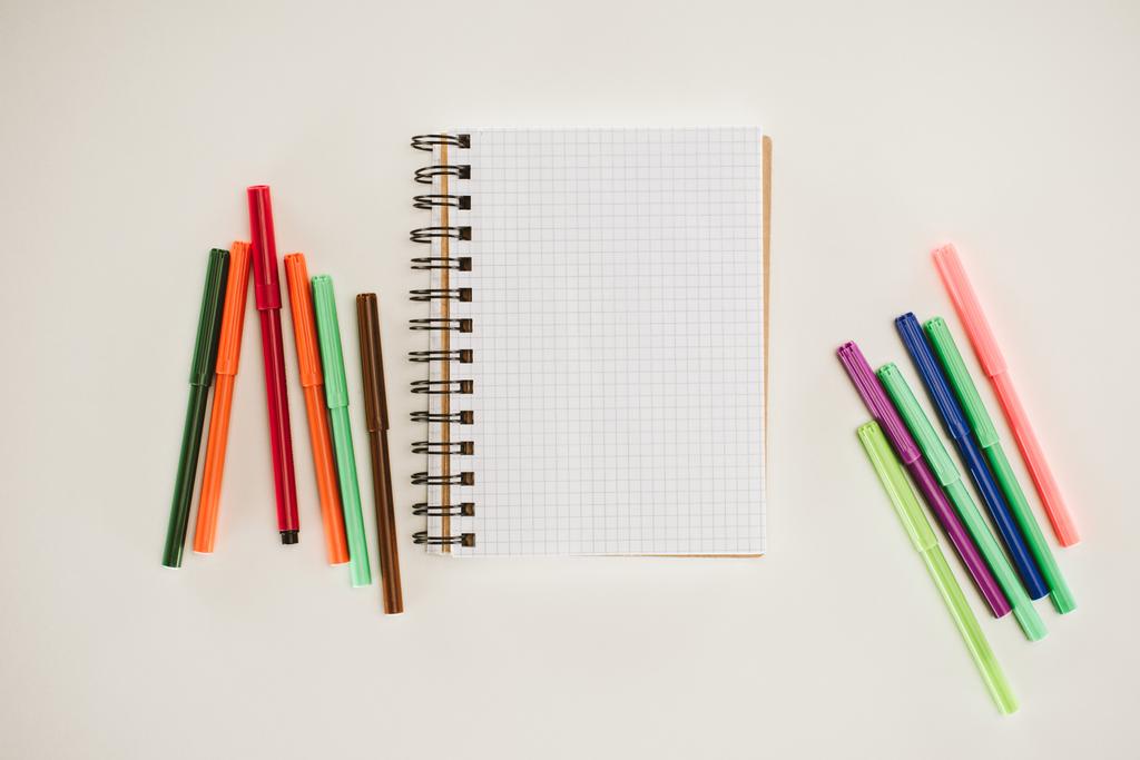 pohled shora prázdné notebook s barevnými značkami izolované na bílém - Fotografie, Obrázek