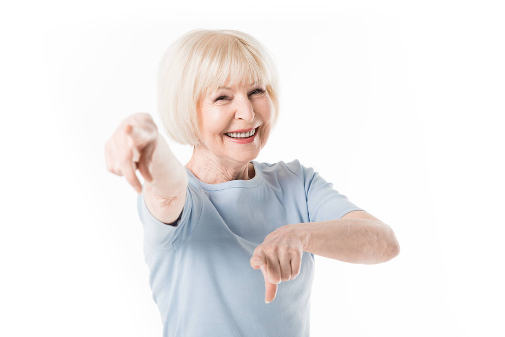 Улыбающаяся пожилая женщина, взъерошенная пальцами на белом
 - Фото, изображение