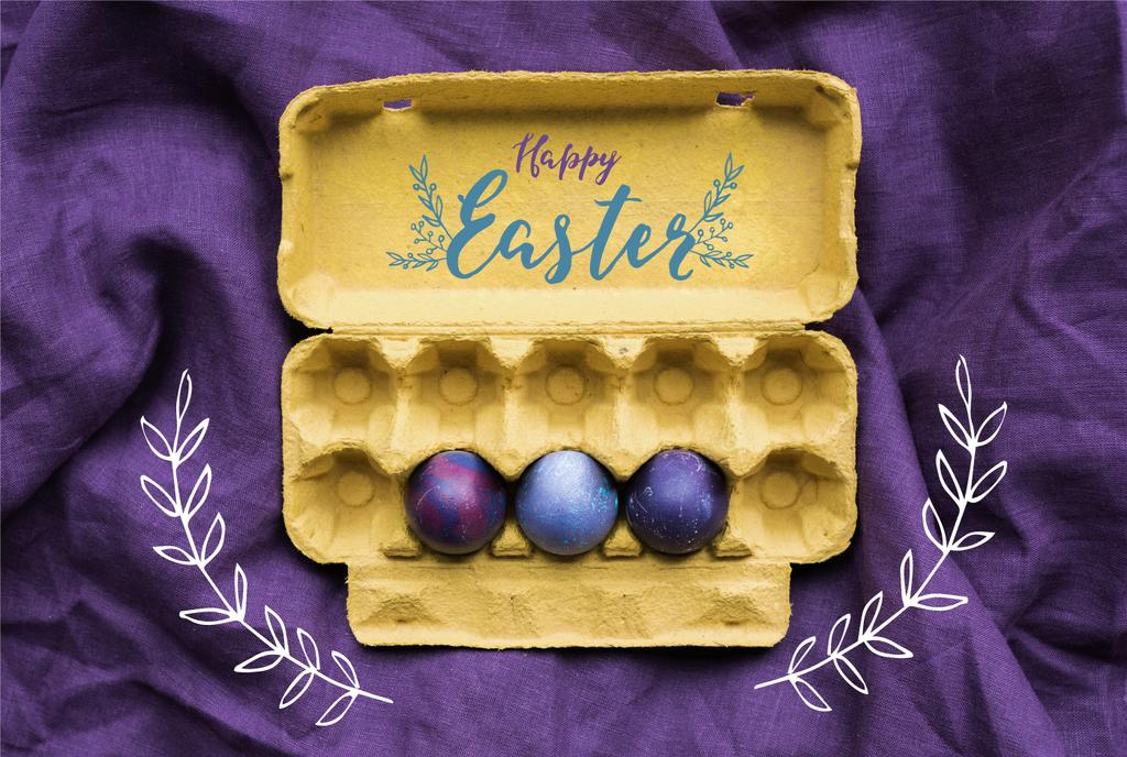 Três ovos de Páscoa em cartão com letras de Páscoa felizes no fundo têxtil
 - Foto, Imagem