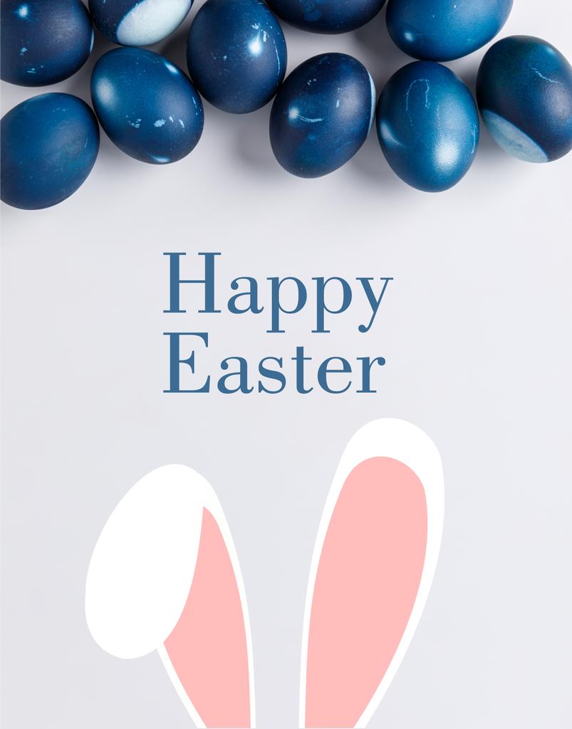 pohled shora modré malované velikonoční vajíčka s šťastné Velikonoce nápisy a zajíček uši na bílém - Fotografie, Obrázek