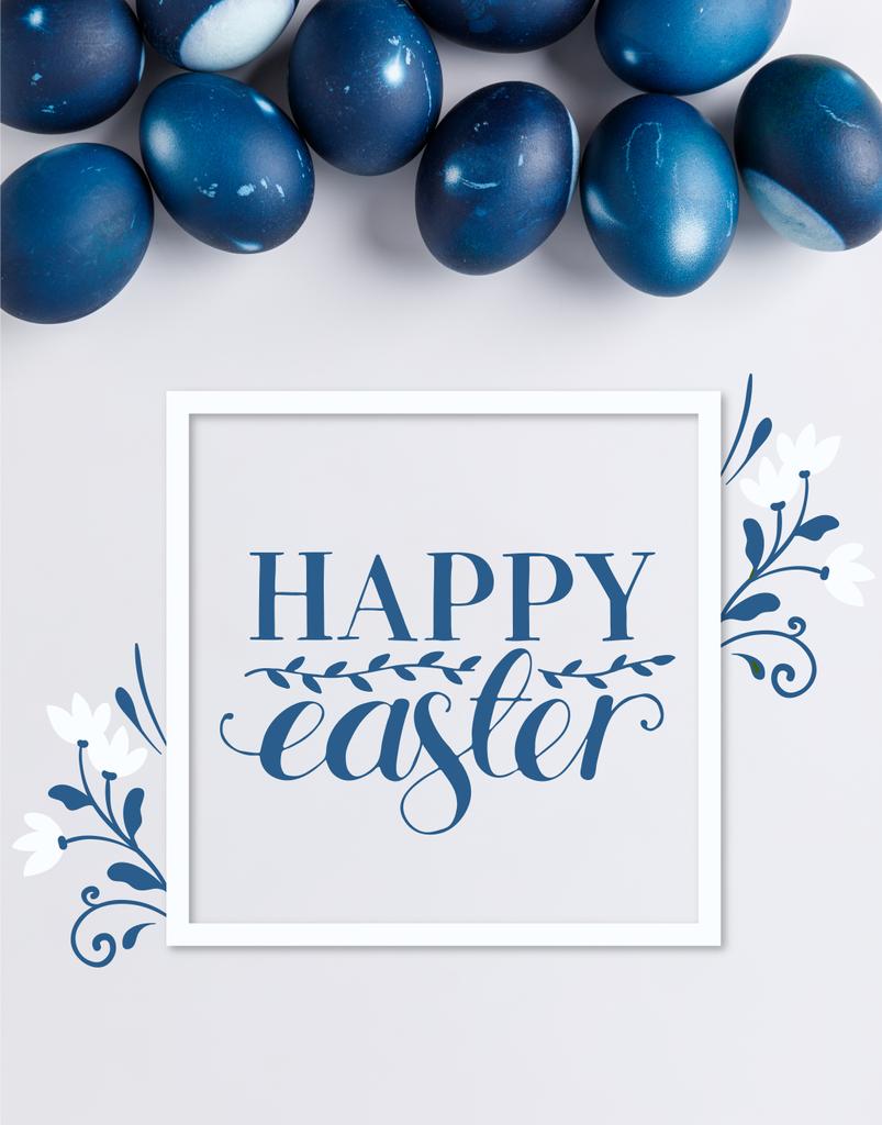 vista superior de huevos de Pascua pintados de azul con letras de Pascua feliz en blanco
 - Foto, Imagen