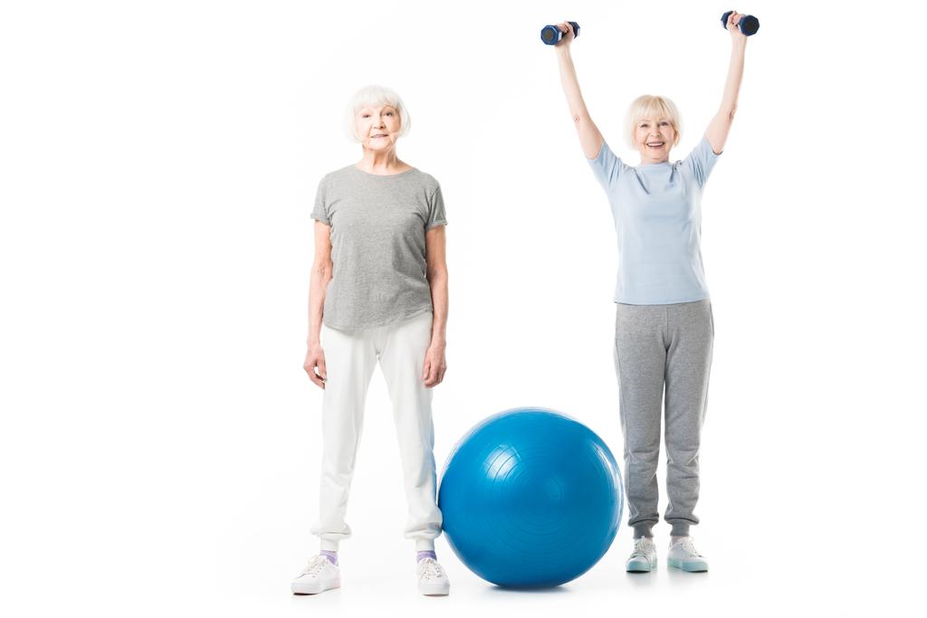 Seniorinnen mit Fitnessball und Kurzhanteln isoliert auf weiß - Foto, Bild