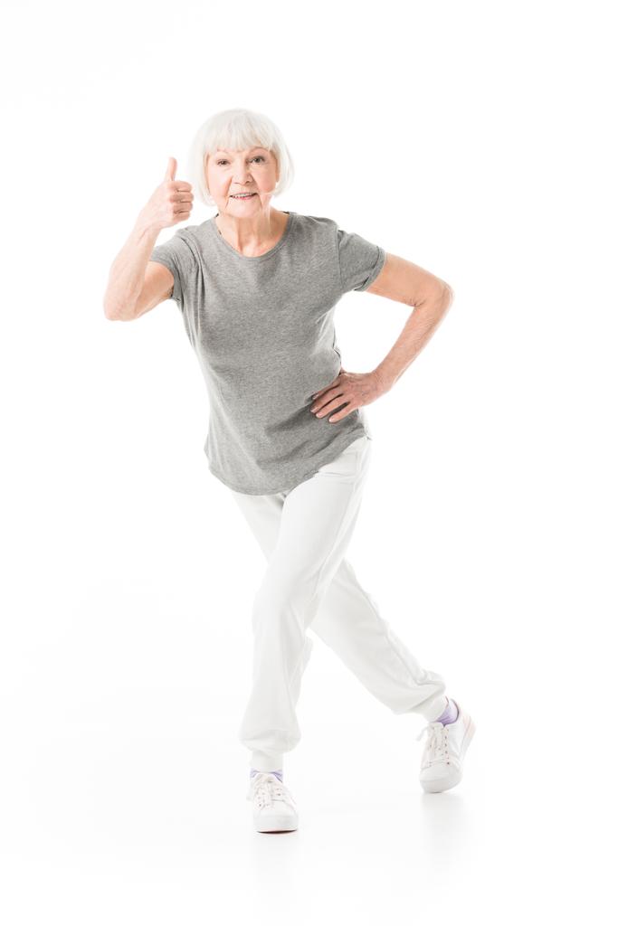 Sportiva anziana mostrando pollice in su gesto isolato su bianco
 - Foto, immagini