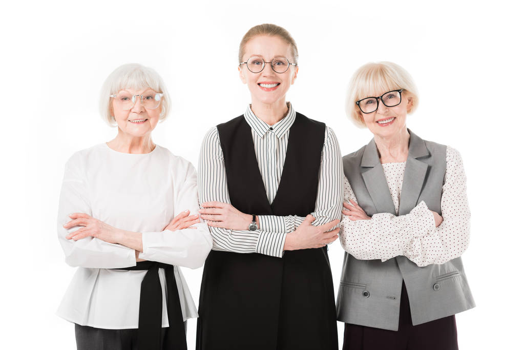 Стильные деловые женщины в очках со скрещенными руками, изолированные на белом
 - Фото, изображение