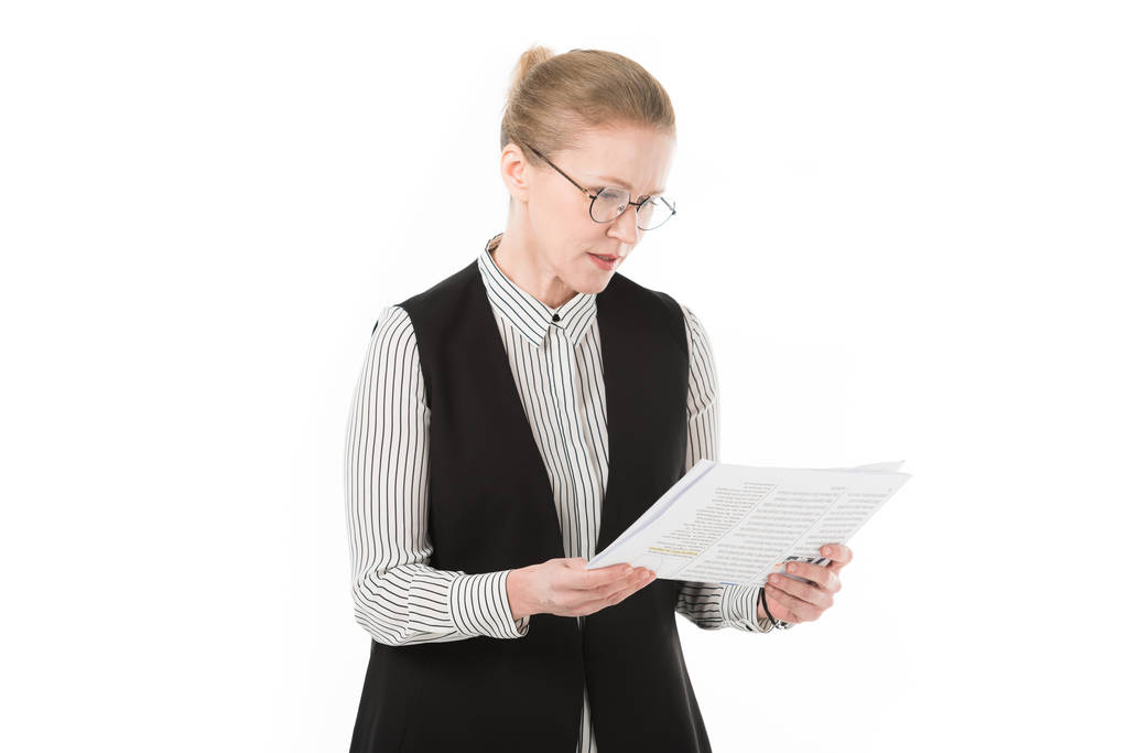 Mulher de negócios madura em óculos lendo papéis isolados em branco
 - Foto, Imagem