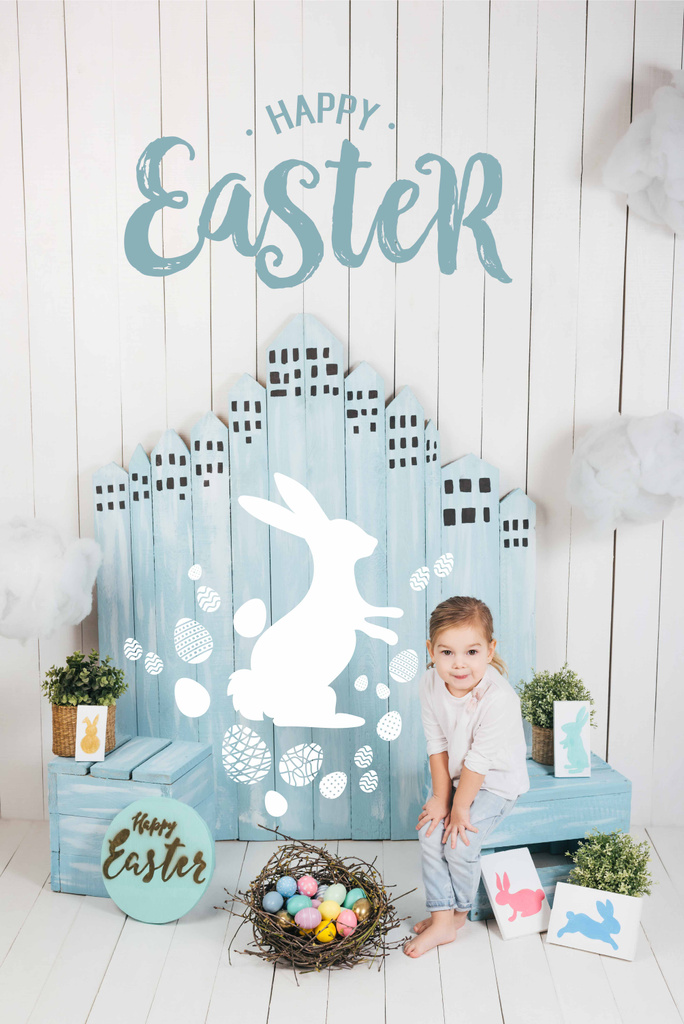 urocze małe dziecko siedzi w Wielkanoc urządzony pokój z happy Wielkanoc napis - Zdjęcie, obraz
