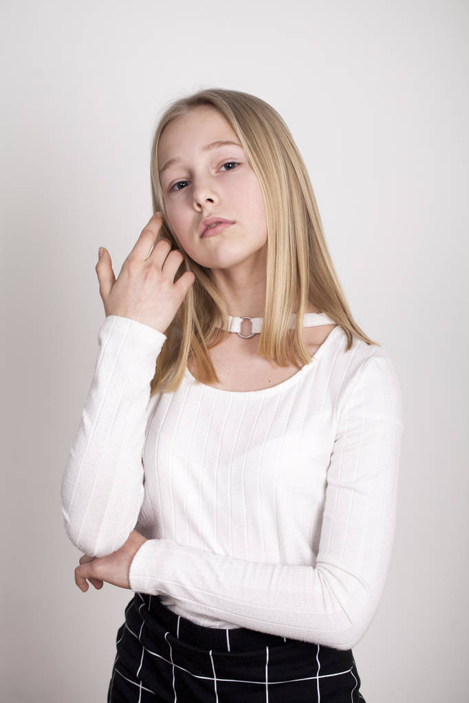 Close-up van portret van een vrij jong schoolmeisje met donker blonde  - Foto, afbeelding