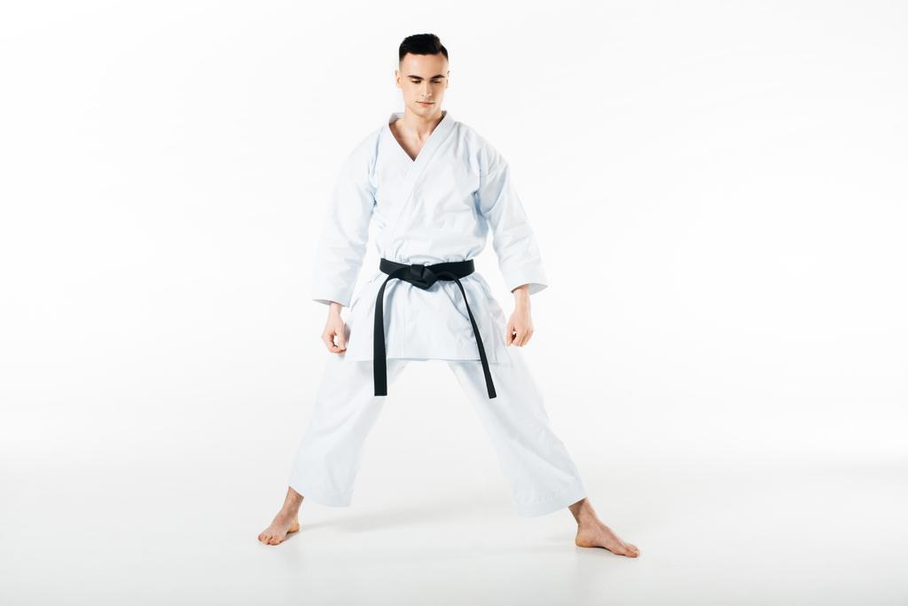 combattente di karate maschile con cintura nera in piedi con gli occhi chiusi isolati su bianco
 - Foto, immagini