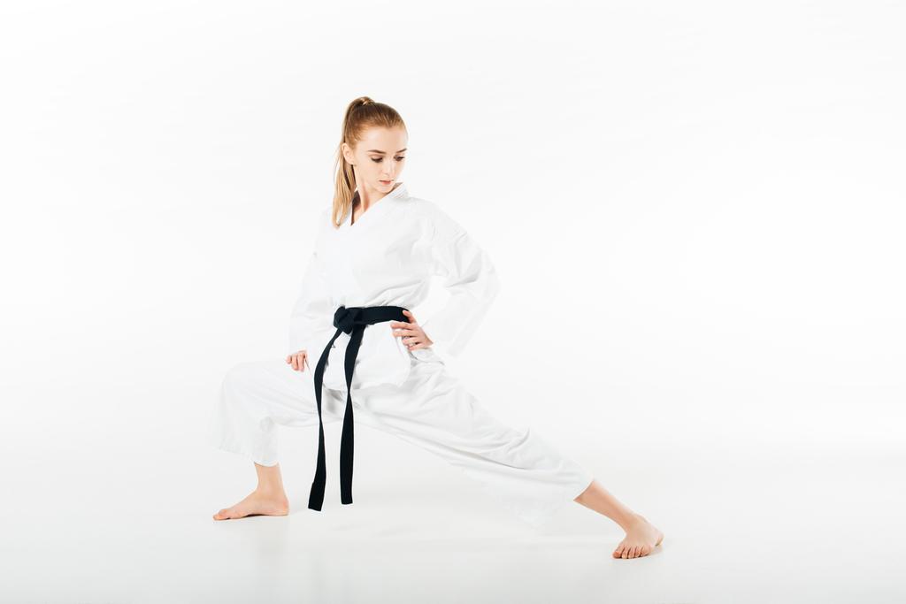 lutador de karatê feminino esticando as pernas isoladas no branco
 - Foto, Imagem
