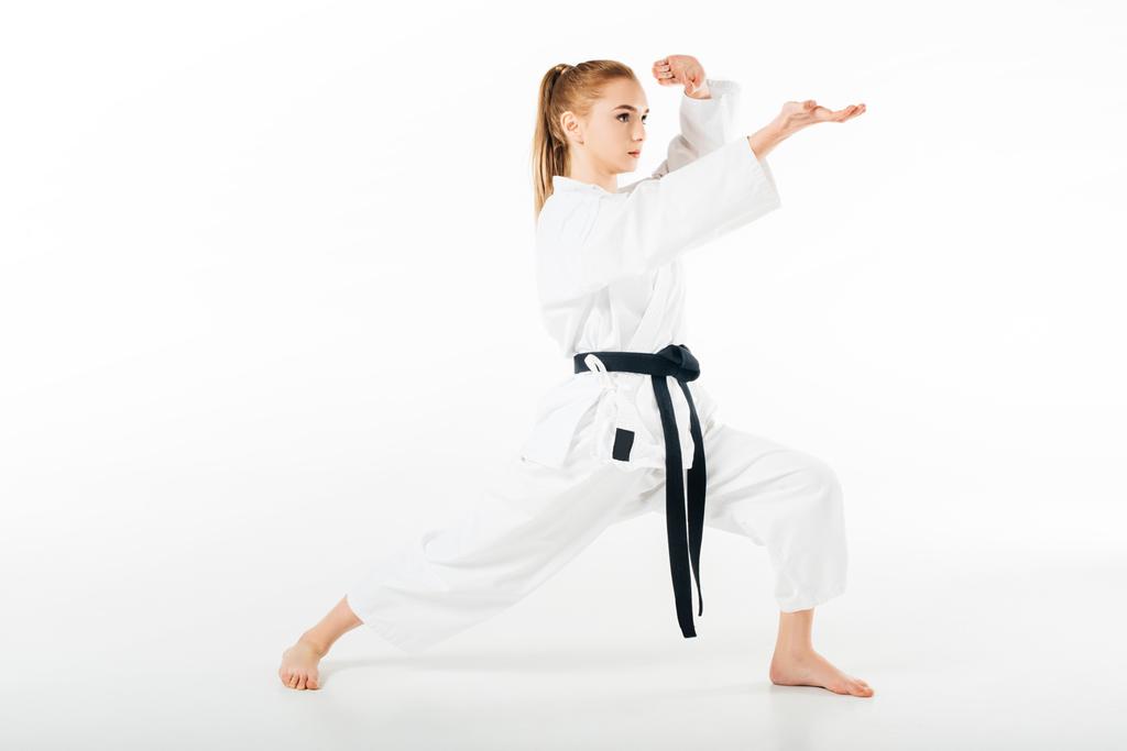 meisje in kimono opleiding karate geïsoleerd op wit - Foto, afbeelding