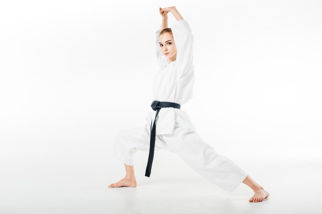 vrouwelijke karate vechter geïsoleerd op witte rekken - Foto, afbeelding
