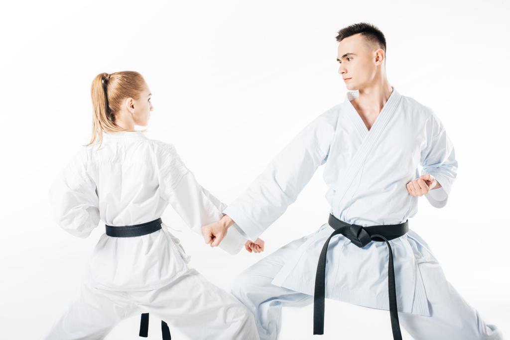 Karate strijders opleiding blok geïsoleerd op wit - Foto, afbeelding