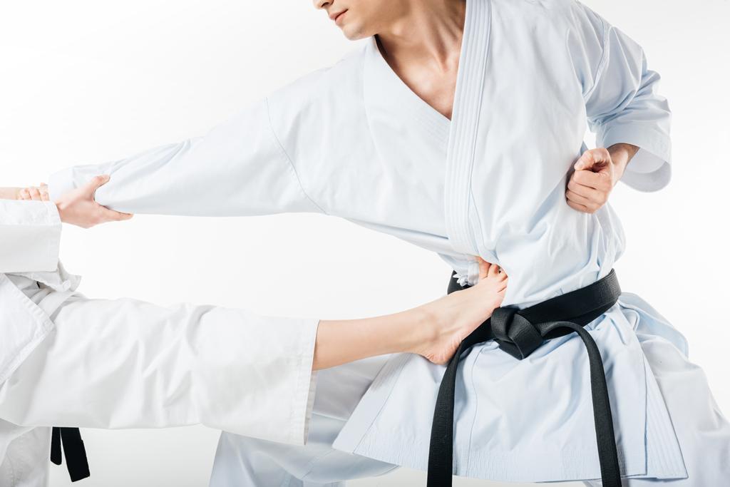 Eğitim karate savaşçıların kırpılmış görüntü üzerine beyaz izole - Fotoğraf, Görsel