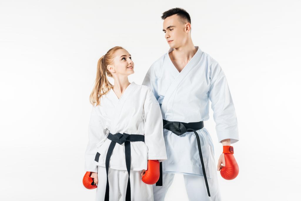Karate-Kämpfer sehen sich vereinzelt auf Weiß an - Foto, Bild
