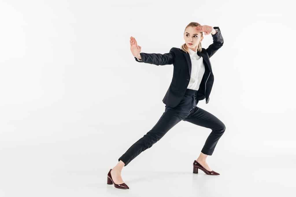 Geschäftsfrau im Anzug steht in Karate-Position isoliert auf weiß - Foto, Bild
