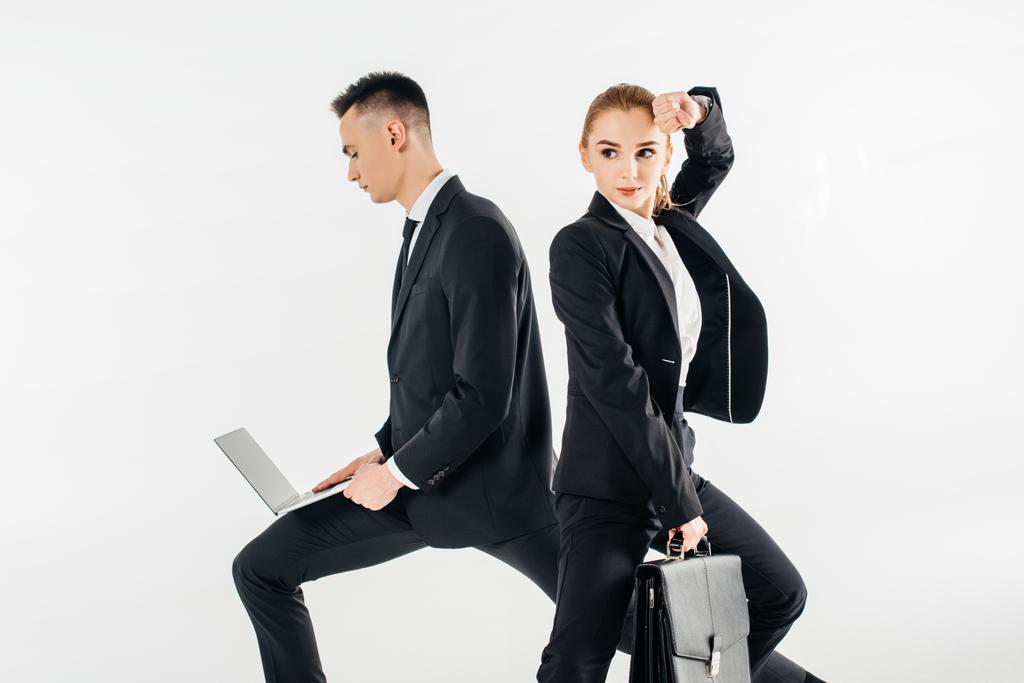 бізнесмени в костюмах з ноутбуком і сумкою ізольовані на білому
 - Фото, зображення