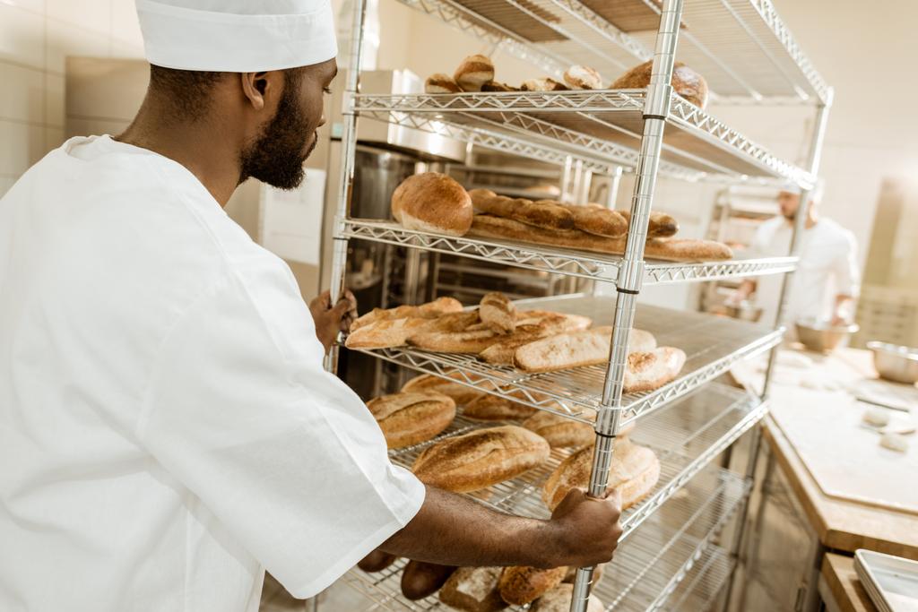 хлібопекарські полиці зі свіжого хліба на виробництві випічки
 - Фото, зображення